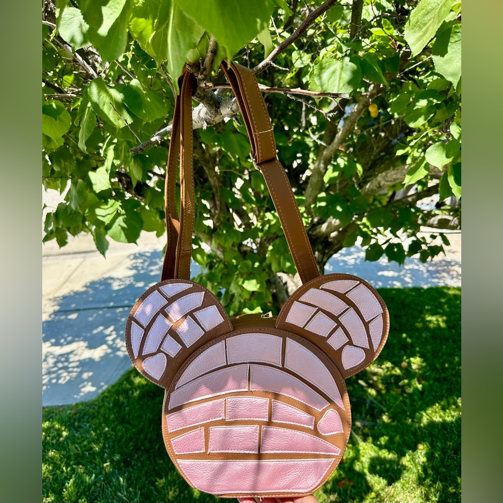Concha Mouse Crossbody Bag